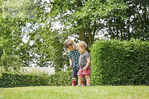 Kleinkinder erkunden Park