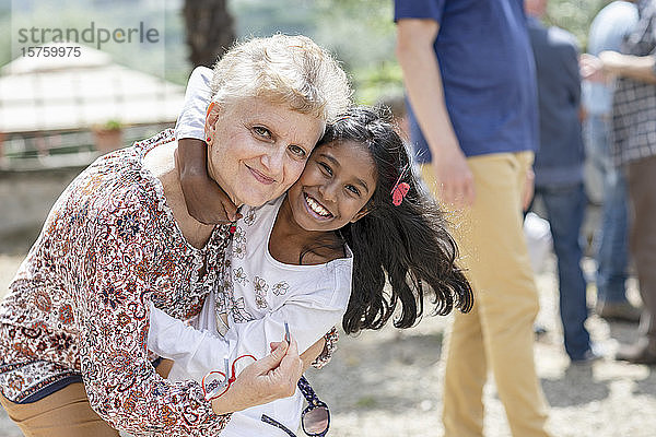 Glückliches Mädchen umarmt ältere Frau bei Familienfeier  Florenz  Italien