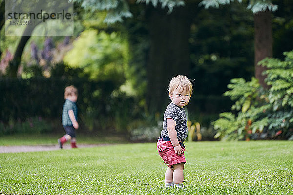 Kleinkinder erkunden Park