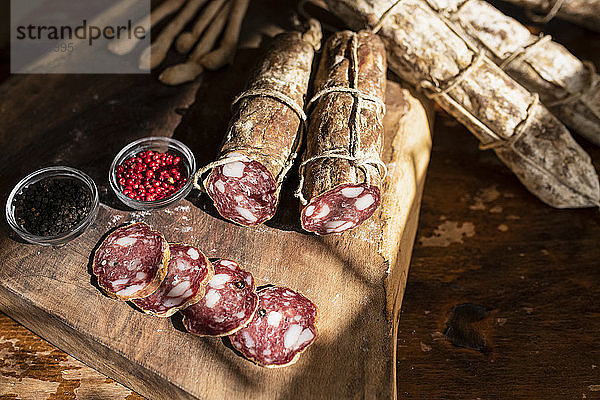 Ganze Salami  geschnitten und in Scheiben geschnitten  Pfefferkörner