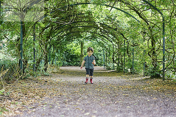 Kleinkind erkundet Park