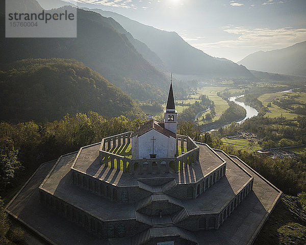 Luftaufnahme des Heiligtums des Heiligen Antonius (Caporetto-Gedenkstätte)  Kobarid  Goriska  Slowenien