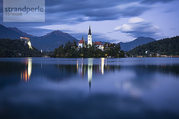 Insel Bled mit Mariä-Entschlafenskirche in der Abenddämmerung  Bleder See  Oberkrain  Slowenien