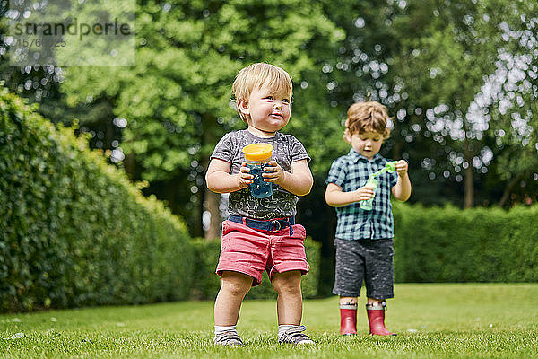 Kleinkinder erkunden Park