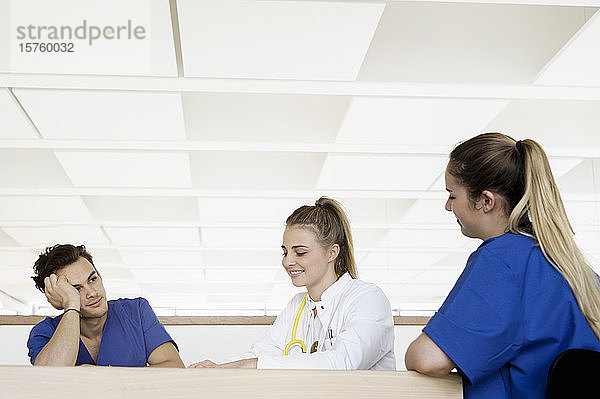 Arzt und Krankenschwestern sprechen auf dem Flur im Krankenhaus