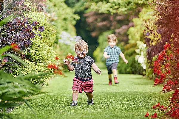 Kleinkinder erkunden Park