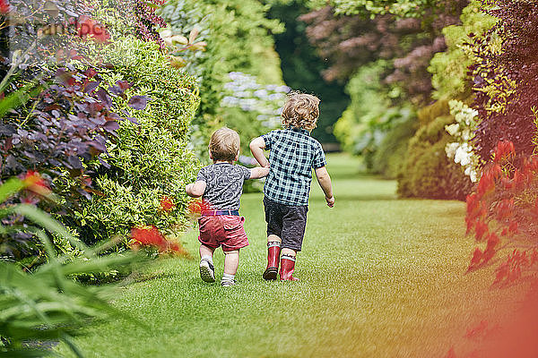 Kleinkinder erkunden Park