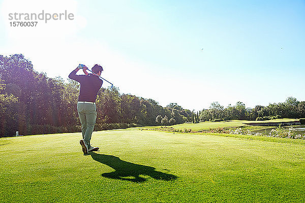 Mann spielt Golf auf dem Golfplatz