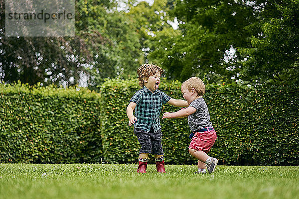 Kleinkinder erkunden Park