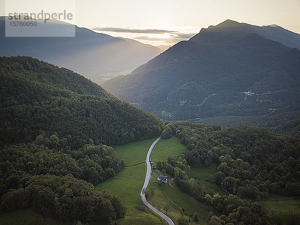 Luftaufnahme der Landschaft bei Sonnenuntergang  Dresnica  Triglav-Nationalpark  Oberkrain  Slowenien