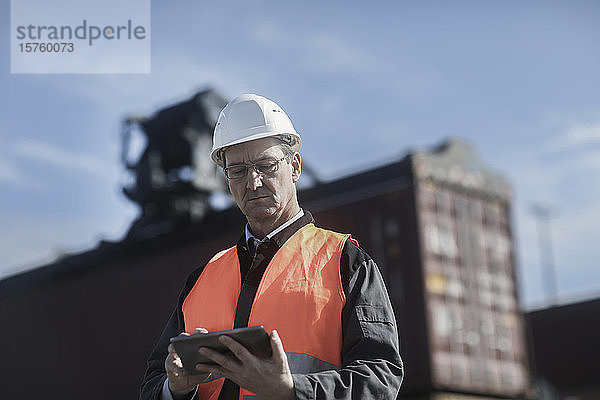 Ingenieur mit digitalem Tablett am Hafen