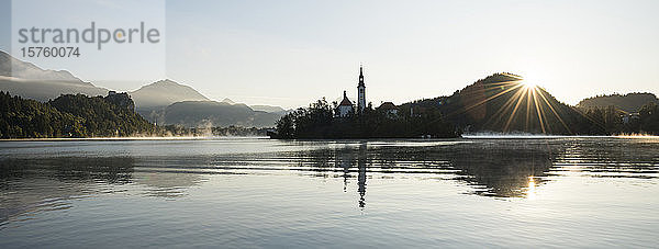 Insel Bled mit Mariä-Entschlafenskirche im Morgengrauen  Bleder See  Oberkrain  Slowenien