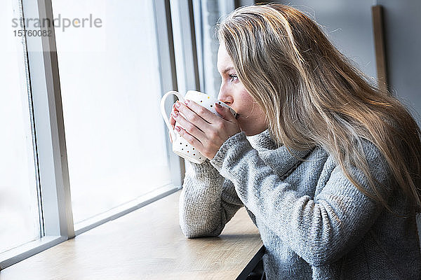 Frau beim Tee im Café