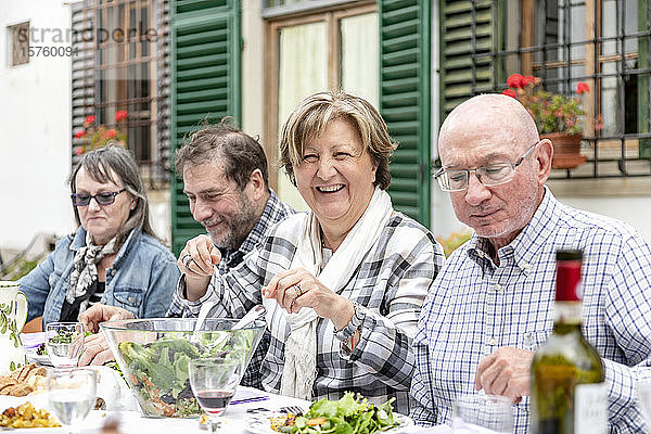 Seniorenpaare beim Familienessen im Freien  Florenz  Italien