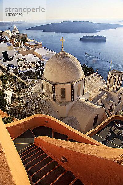 Weiß getünchte  würfelförmige Kirche und Gebäude  Kykladen auf der Insel Santorin (Thira)  Griechenland