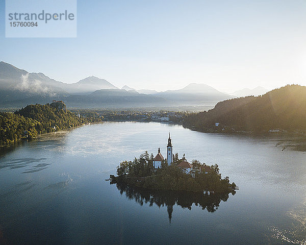 Luftaufnahme der Insel Bled mit Mariä-Entschlafenskirche im Morgengrauen  Bleder See  Oberkrain  Slowenien