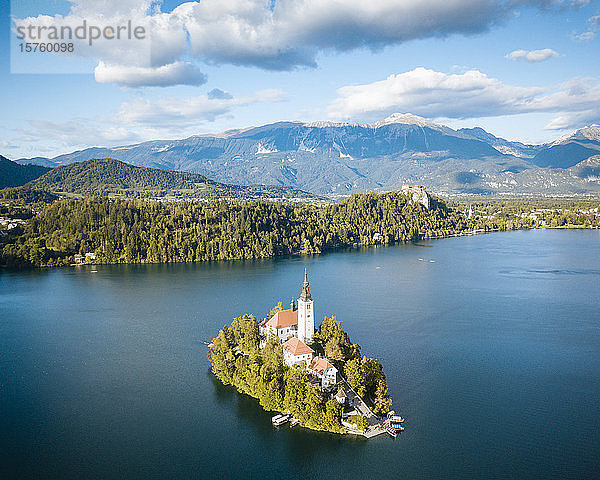 Luftaufnahme der Insel Bled mit Mariä-Entschlafenskirche im Morgengrauen  Bleder See  Oberkrain  Slowenien