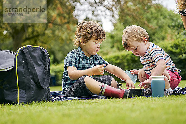 Brüder teilen Essen im Park