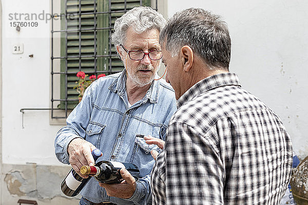 Männer halten Weinflaschen in der Diskussion  Florenz  Italien