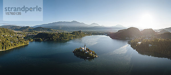 Luftaufnahme der Insel Bled mit Mariä-Entschlafenskirche im Morgengrauen  Bleder See  Oberkrain  Slowenien