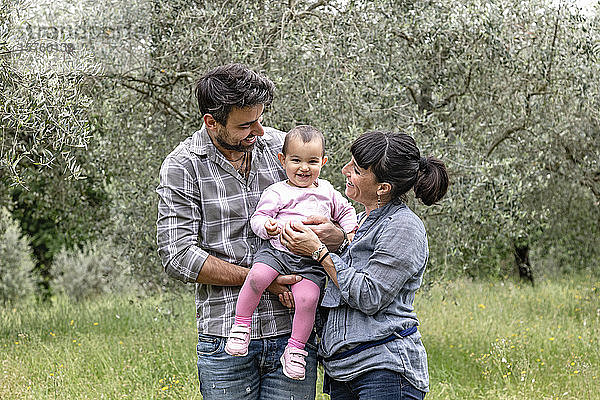Paar mit kleinem Mädchen im Garten  Florenz  Italien