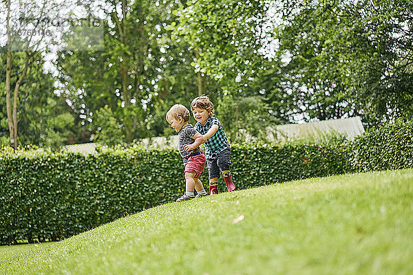 Kleinkinder erkunden Park