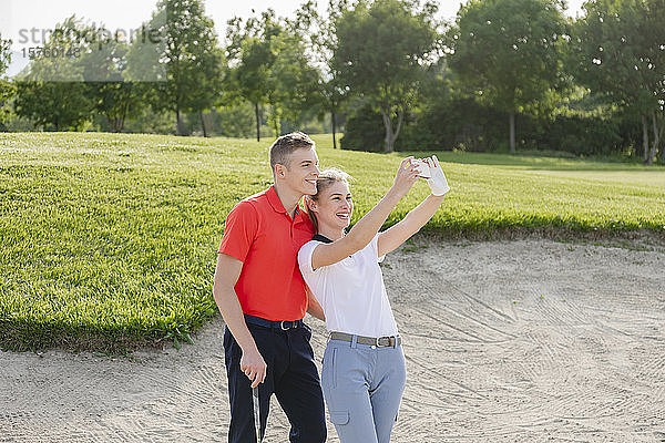 Pärchen beim Selbermachen auf dem Golfplatz