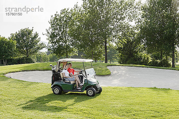 Buggyfahren zu zweit auf dem Golfplatz