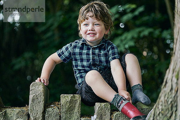 Kleinkind zieht Stiefelette im Park an