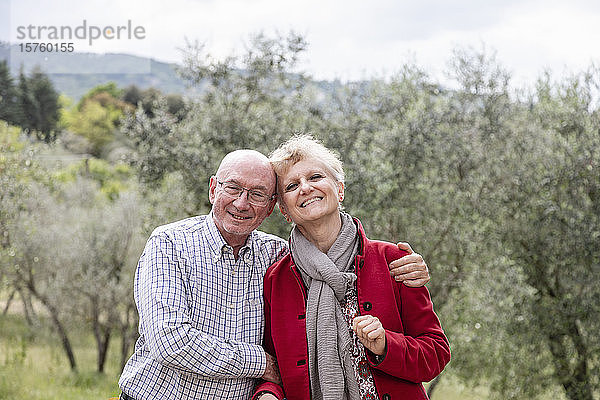Porträt eines älteren Ehepaares  Olivenbäume im Hintergrund  Florenz  Italien