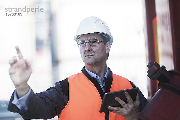 Ingenieur mit digitalem Tablett am Hafen