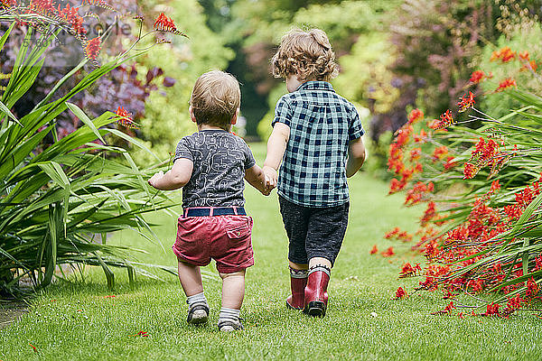 Kleinkinder erkunden Park