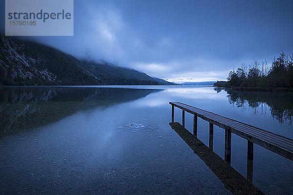 Bohinj-See in der Morgendämmerung  Triglav-Nationalpark  Oberkrain  Slowenien
