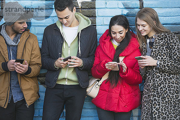 Junge Erwachsene nutzen Smartphones