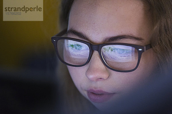 Close up fokussiert Teenager-Mädchen mit Brille Blick auf Gerät Bildschirm