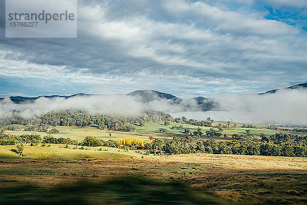 Ruhiger landschaftlicher Blick sonnige Herbstlandschaft und Nebel Australien