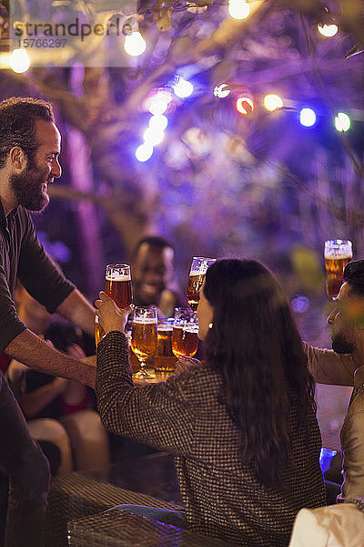 Freunde trinken Bier auf einer Gartenparty