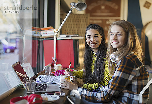 Porträt lächelnd Studentinnen studieren am Laptop im Café