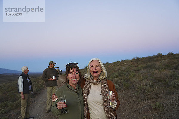 Porträt glückliche reife Frauen Freunde auf Safari trinken Champagner