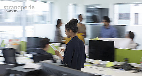 Geschäftsfrau mit digitalem Tablet im Büro