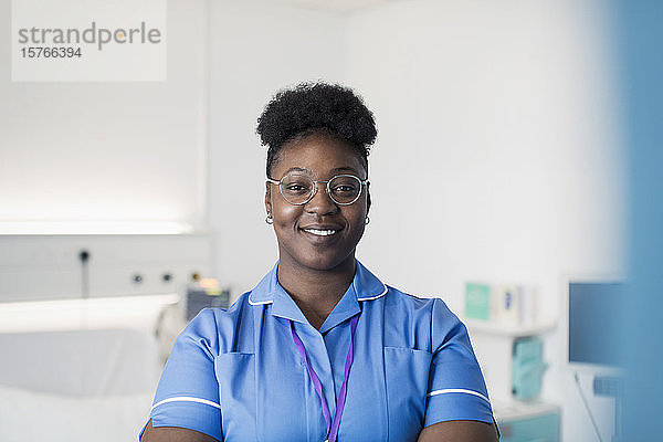 Porträt einer selbstbewussten  lächelnden Krankenschwester im Krankenhaus