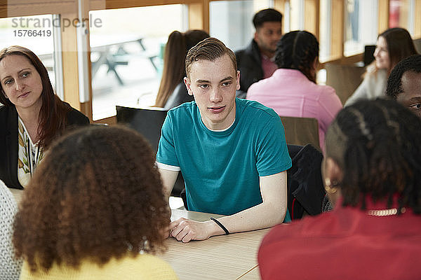 College-Studenten im Gespräch im Klassenzimmer