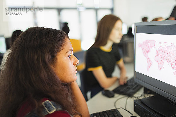 Fokussierte Schülerin der Mittelstufe bei der Benutzung eines Computers im Computerraum