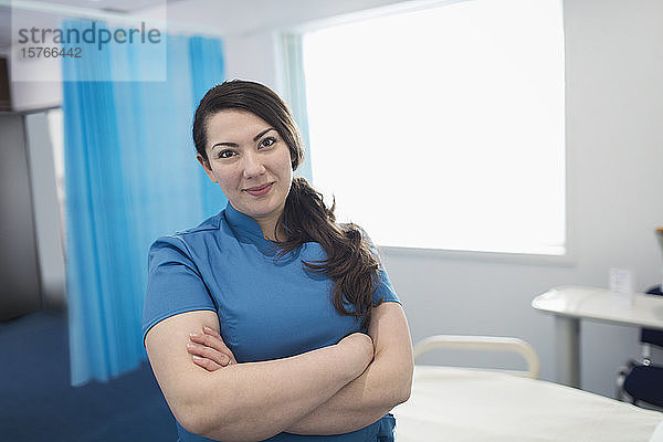 Porträt selbstbewusste Krankenschwester im Krankenhauszimmer