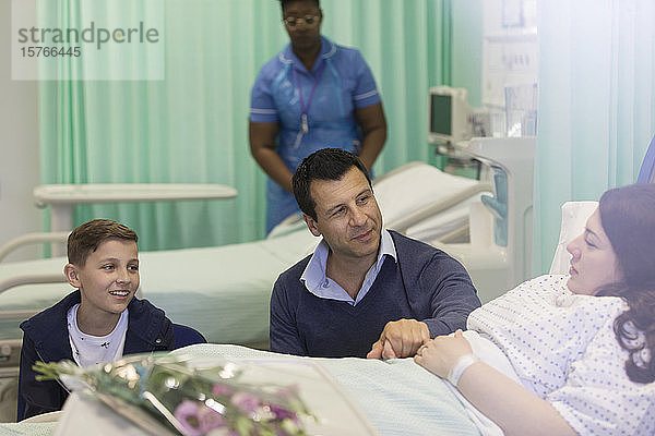 Familienbesuch  Gespräch mit dem Patienten auf der Krankenstation