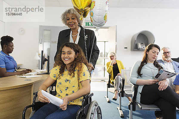 Porträt lächelndes Mädchen Patientin im Rollstuhl in der Klinik