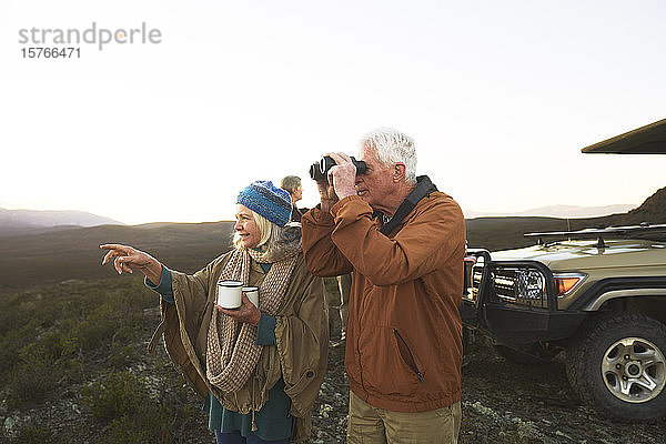 Älteres Paar mit Fernglas und Tee auf Safari in Südafrika