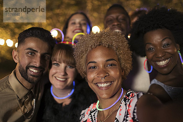 Porträt glücklicher Freunde in Neonfarben auf einer Party