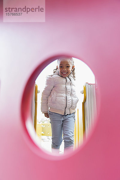 Portrait lächelndes Mädchen auf dem Spielplatz