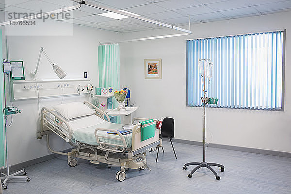Krankenhausbett  Infusionstropf und medizinische Geräte in einem leeren Krankenhauszimmer